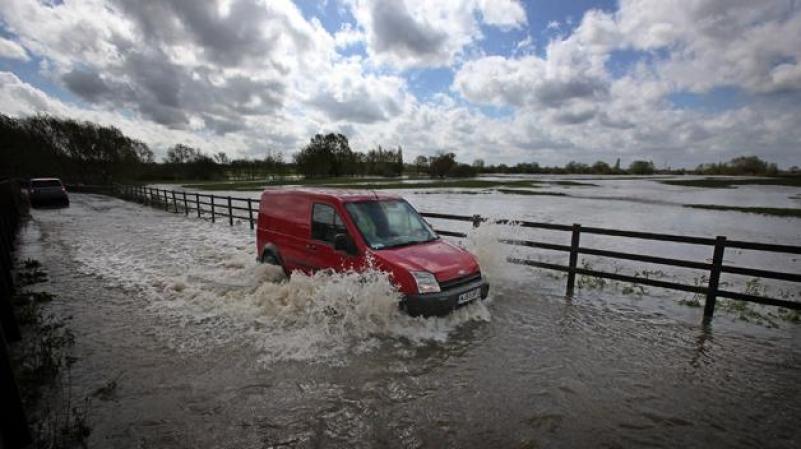 LUNES 30 DE ABRIL: De acuerdo a expertos, abril ha sido el mes más húmedo hasta el momento en Inglaterra. Pronostican más lluvia e inundaciones