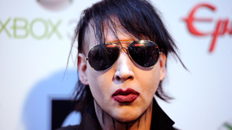 JUEVES 12 DE ABRIL: ¿Recuerdan al roquero Marilyn Manson? Sigue igual de estrambótico como siempre, como muestra esta imagen a su llegada a los premios Revolver Golden Gods en Los Angeles, California.