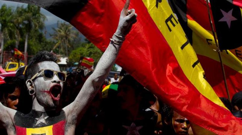 VIERNES 13 DE ABRIL: Mientras en EE.UU. se celebran primarias republicanas de manera muy normal, en Timor Oriental, al sudeste de Asia, se preparan para realizar la segunda ronda de las elecciones presidenciales de una manera muy pasional, como muestra la foto, con simpatizantes del partido Fretilin mostrando todo su apoyo.