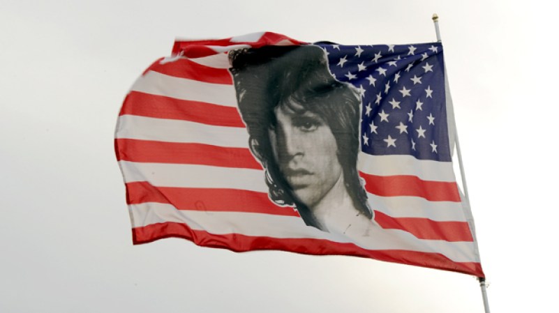 VIERNES 13 DE ABRIL: Una bandera estadounidense con la imagen del legendario roquero Jim Morrison es señal de que ya comienza el Festival de Música y Artes de Coachella Valley, que se celebra durante tres días de la última semana de abril en Indio, California.