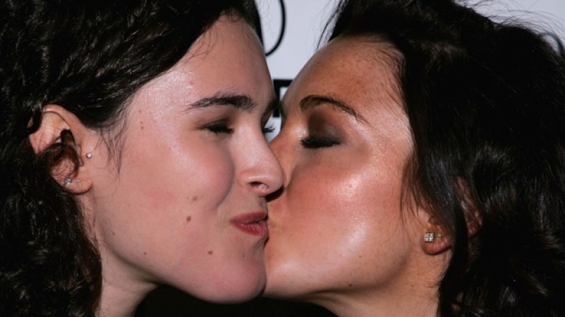 Lindsay Lohan y Rumer Willis llegan a los Premios de Cinematografia y dan mucho de qué hablar con este beso.