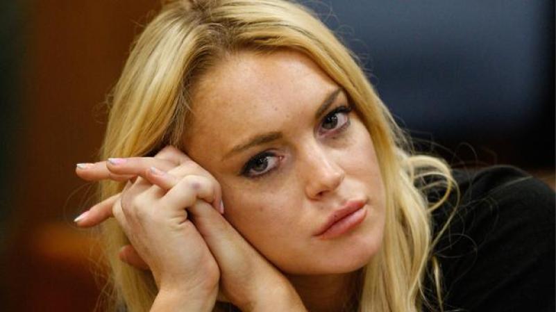 (2010) Lohan es arrestada en Santa Mónica, California, acusada de posesión de cocaína, transporte de un narcótico y conducir con una licencia suspendida.