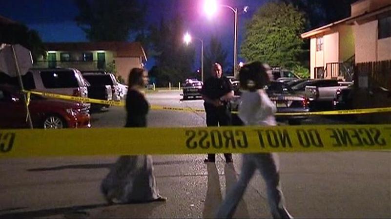 Familiares de la víctima llegando al lugar del asesinato.