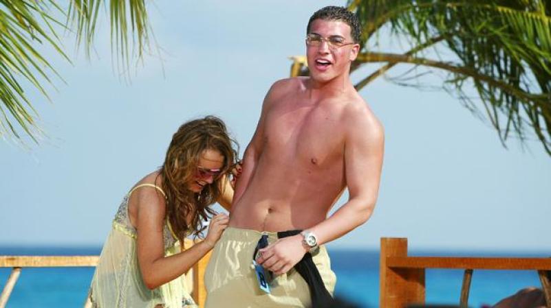 (2004) Lohan firma autógrafo en el cuerpo de un joven durante las fiestas de primavera en México.