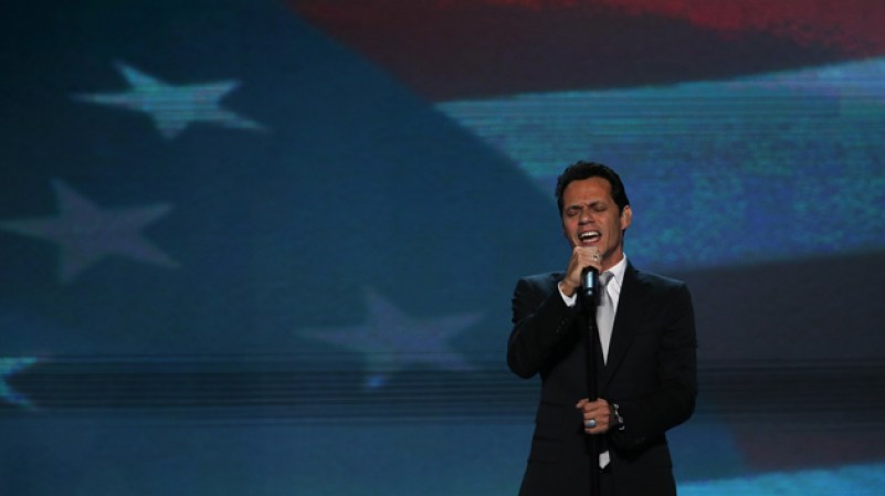6 de septiembre, 2012: Artistas y políticos fueron calentando el ambiente previo al discurso de Obama, empezando por Marc Anthony, quien entonó el himno de la nación.