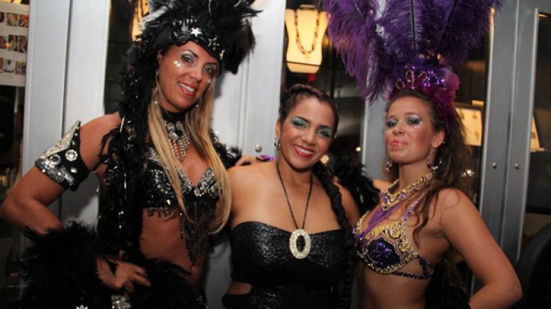 Sheenah, en el centro, es acompañada por sus bailarinas quienes le dan a su presentación el toque brasileño.