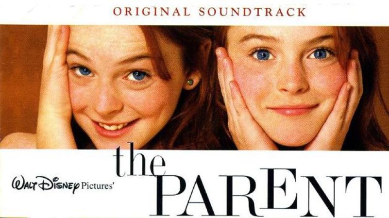 (1998) Lohan da vida a las gemelas Hallie y Annie en la película de Disney "The Parent Trap". La interpretación la lleva a ganar un premio como mejor actriz joven y despues firma un contrato de tres películas con la misma empresa.
