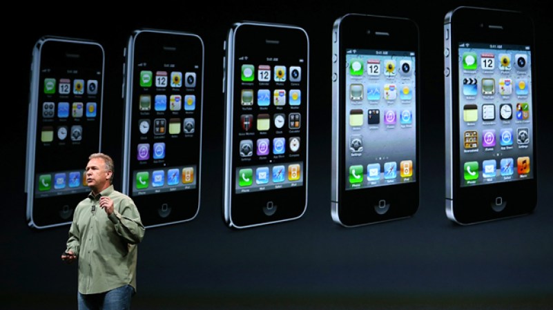 Phil Schiller, vicepresidente de márketing de productos Apple, presentó el esperado iPhone 5 y lo comparó con los modelos anteriores.