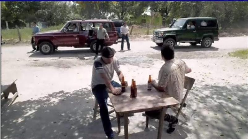Mauricio se va al lugar identificado a buscar a su amigo y encuentra al Chili y al Topo.