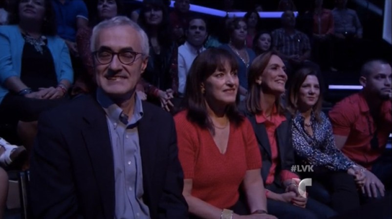 Su familia atenta.