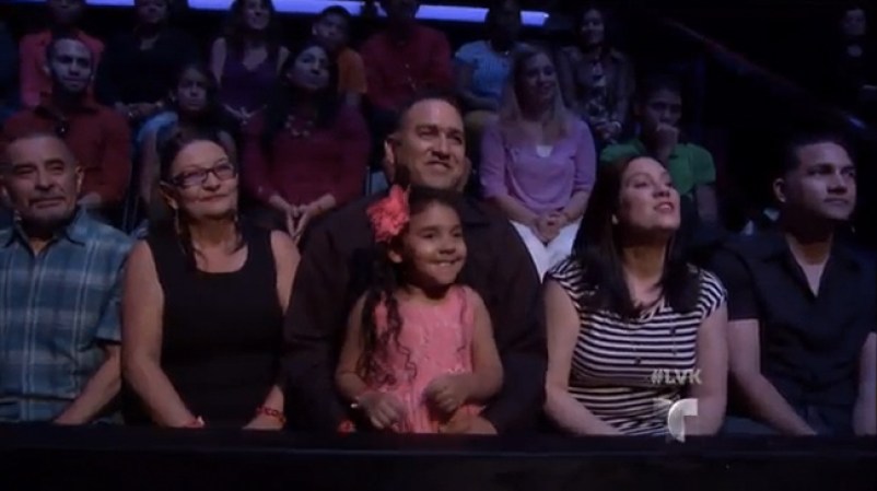 La familia no podia estar más feliz al ver a su pequeña en tan gran escenario.