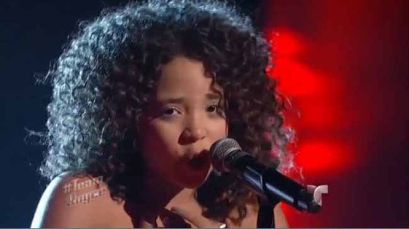 Paola Guanche durante la interpretación de la canción "No me queda más", que popularizó Selena.
