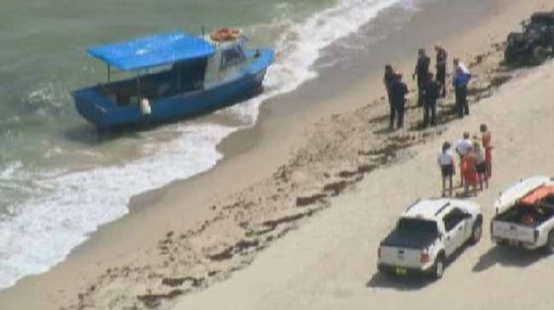 Más de una decena de balseros cubanos llegaron esta mañana a las playas de Hollywood y tocaron tierra sin ser interceptados por los guardacostas.