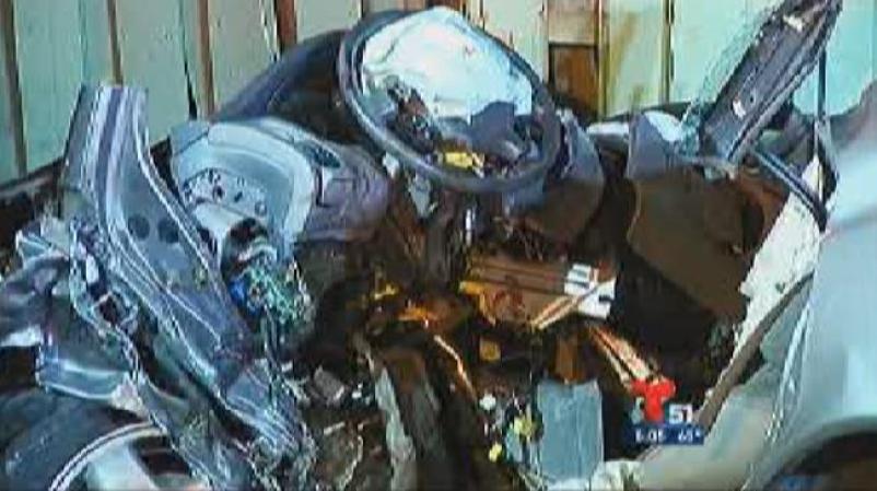 Dramático accidente en Kendall. Un auto plateado se llevó la luz roja e impactó a un auto negro. Hay 4 heridos.