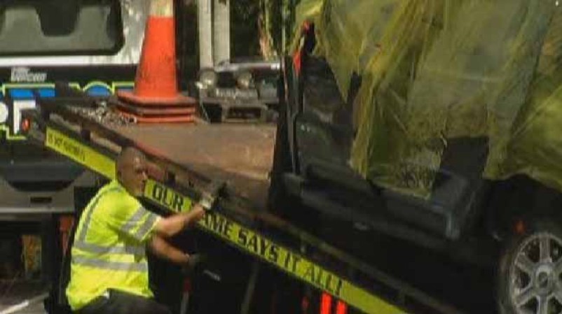 Dos heridos graves al estrellarse contra un árbol en Hollywood. Momento en que es sacado de la escena del acidente.