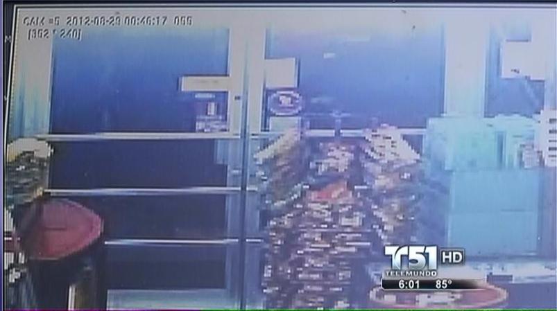Como se ve en la imagen tomada del video de seguridad, el ninja ratero llegó al lugar acostumbrado, pero se encontró con las puertas cerradas.