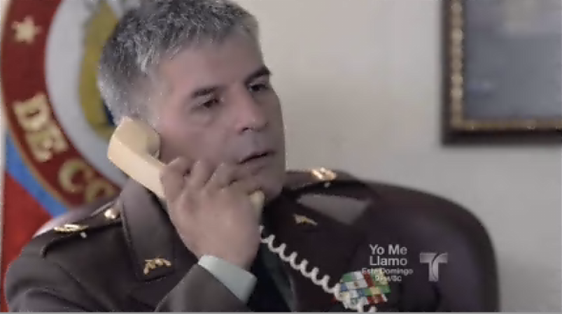 Así es que hace una llamada anónima para entregar a Marcos Herber, quien le es más útil vivo que muerto.