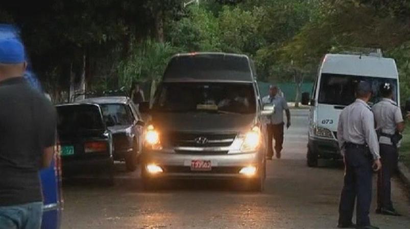 Beyonce y Jay Z salen en un SUV rodeados de guardaespaldas y del público habanero.