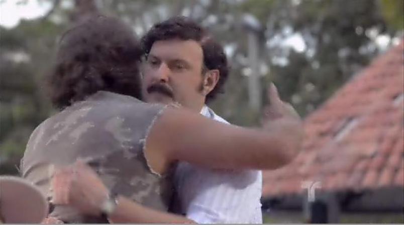 Marcos le dice a Escobar que él es el capo de capos y lo abraza efusivamente.
