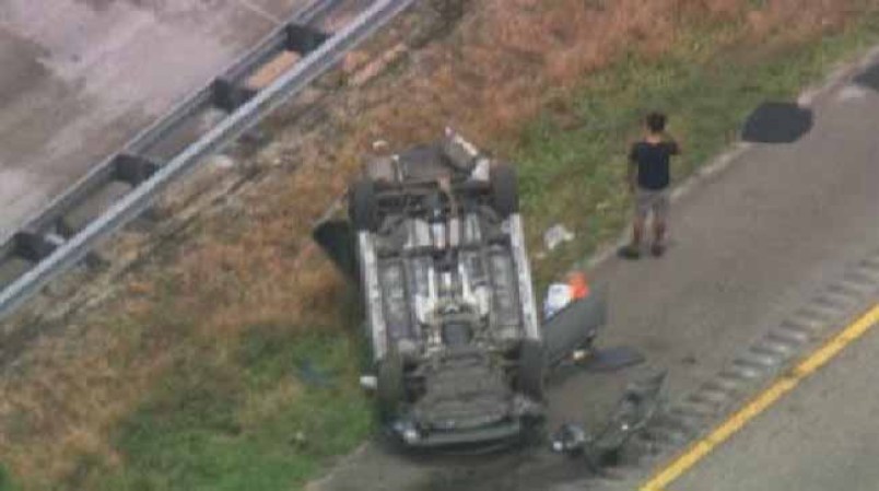 Uno de los carros envueltos en el accidente quedó ruedas arriba.