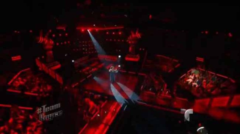 Paola se ganó al público presente en el set desde que arrancó a cantar.