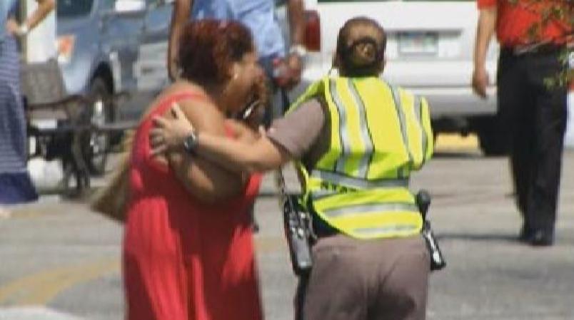 El accidente fatal ocurrió en la US 1 cerca de la calle 160 del suroeste. Una persona murió y otra fue llevada al Hospital Jackson Memorial. Un familiar de la víctima llega a la escena.