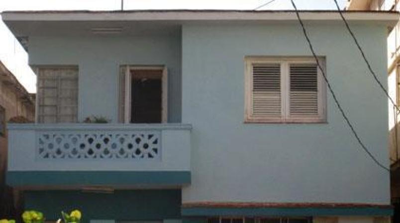 En Vedado a cuatro cuadras del Cohíba, esta casa con tres cuartos y dos baños cuesta 60,000 CUC.