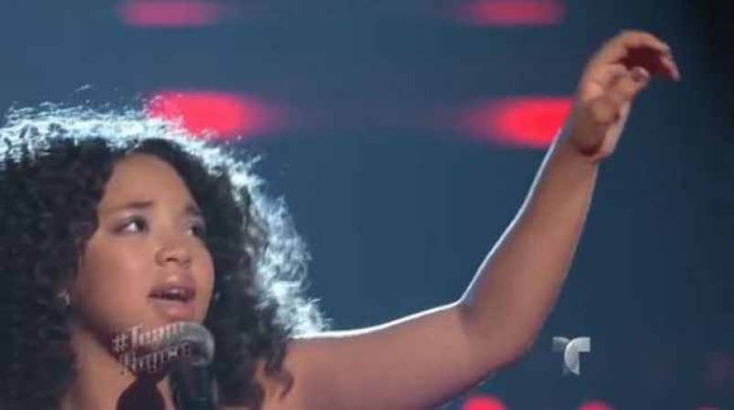 El carisma y la voz de Paola maravillando al público, al cierre de una presentación perfecta.