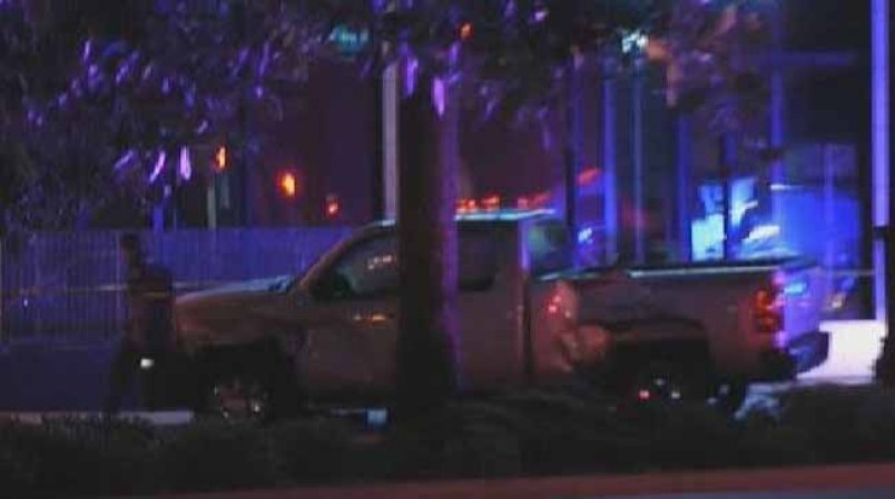 Un testigo dijo que el coche se pasó una luz roja y chocó con una camioneta.
