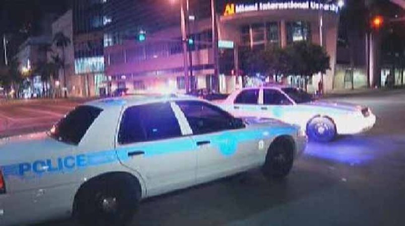 Una persona murió y otra fue hospitalizada en un accidente en el centro de Miami la mañana del miércoles.