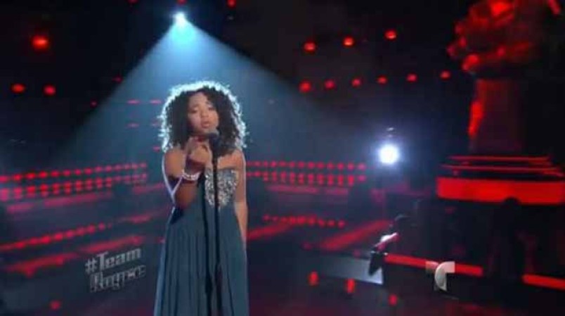 Paola domina la escena, la canción y se gana el corazón de todos.