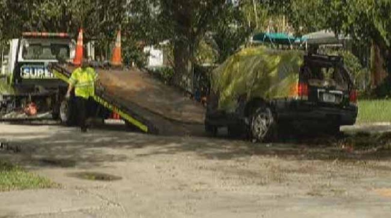 Dos heridos graves al estrellarse contra un árbol en Hollywood. Momento en que es sacado de la escena del acidente.