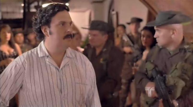Así es que llega con un grupo de policías y con una órden de cateo a la casa de Escobar, a quien agarra de sorpresa.