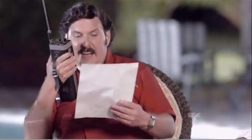 Pablo Escobar lee un comunicado de prensa en el que se hacen llamar "Los Extraditables", en donde dice que "prefieren una tumba en Colombia a un calabozo en Estados Unidos".
