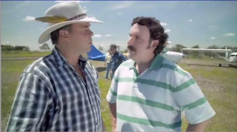 El Mariachi le dice a Pablo que no lo va apoyar ni a él ni a Herber, pero que si mata a Herber se las ve con él.