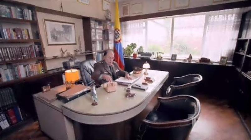 Tras dejar huir a Pablo Escobar el Coronel pedregal recibe una llamada de su superior.