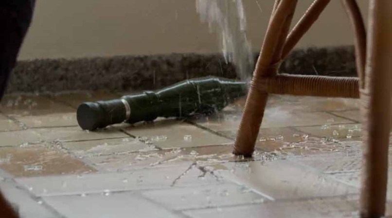 Patico derrama agua para desactivar un dispositivo disparado con el objetivo de que explotara dentro del apartamento y y matarlos.
