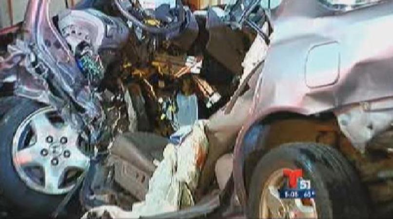 Dramático accidente en Kendall. Un auto plateado se llevó la luz roja e impactó a un auto negro. Hay 4 heridos.