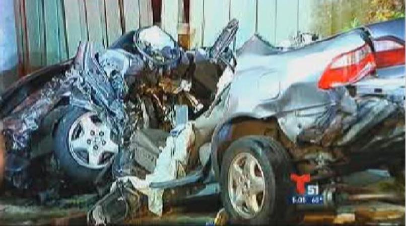 Dramático accidente en Kendall. Un auto plateado se llevó la luz roja e impactó a un auto negro. Hay 4 heridos.