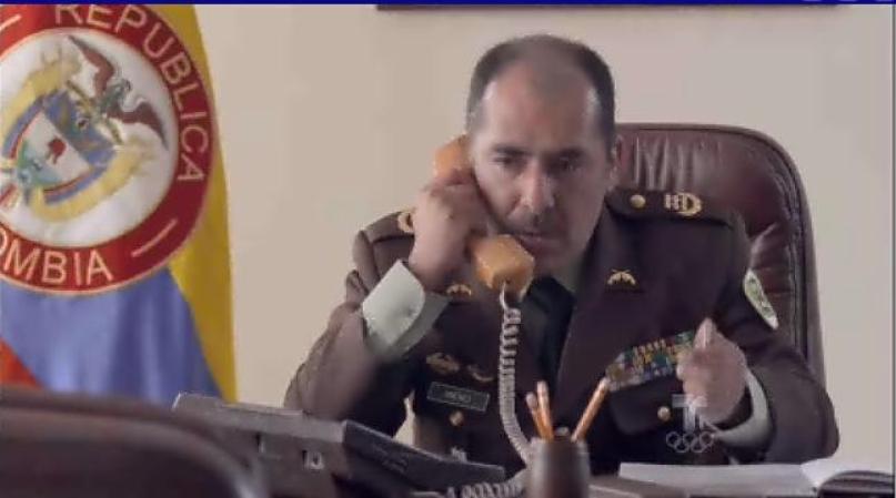 El Coronel habla con su informante para ponerse de acuerdo y verse en Medellín.