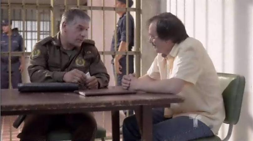 Y ahí la Policía le ofrece protegerlo a cambio de información.