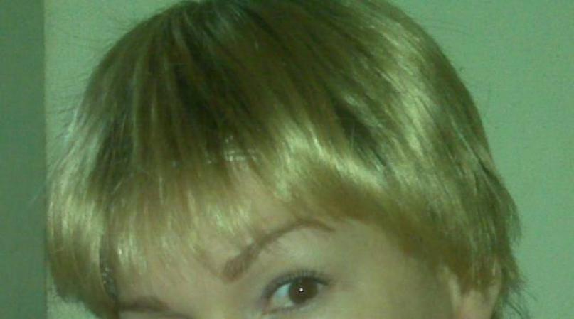 Vendo peluca colo rubio cenizo<br />Precio: 10 cuc<br />Es de cabello corto y raíz oscura imitando el color natural