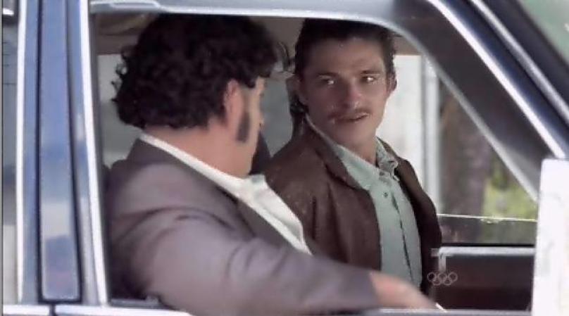 El "Chili" regresa y le dice al "Patrón" que regina manda decir que ella no recibe a mensajeros.
