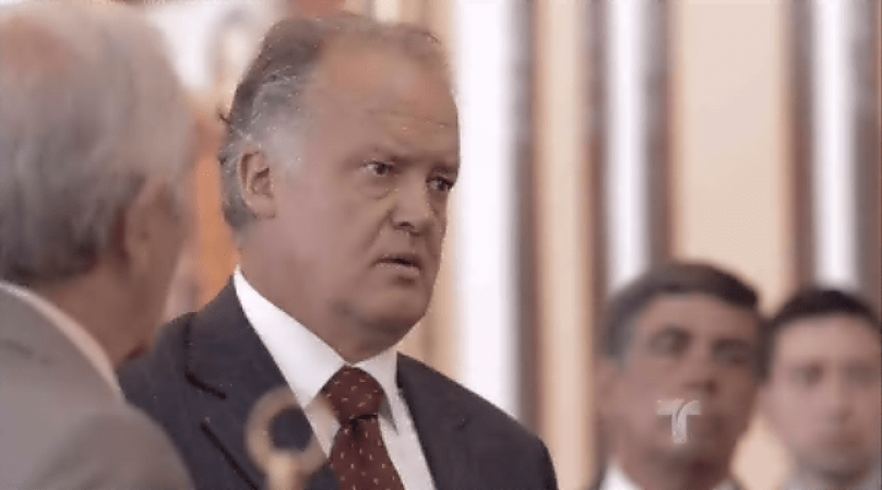 Rápidamente los medios empiezan a dar la noticia, y el ex Presidente va con el actual Presidente para pedirle que haga algo para recuperar a su hijo.
