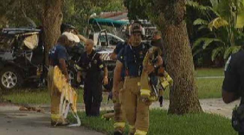 Dos heridos graves al estrellarse contra un árbol en Hollywood. Los bomberos llegaron a prestar los primeros auxilios.