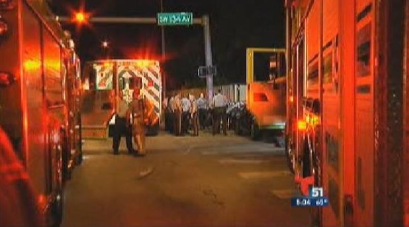 Dramático accidente en Kendall. Un auto plateado se llevó la luz roja e impactó a un auto negro. Hay 4 heridos.
