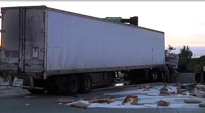 Imágenes de un accidente entre dos camiones ocurrido en Okeechobee Road.