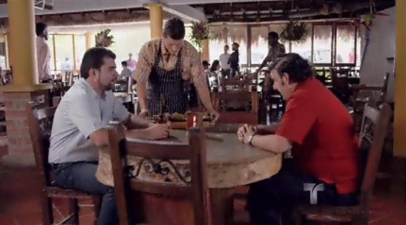 En la reunión el Capo del Cártel de Cali le dice que quiere a dos de sus socios. Pablo los vende por 2 millones de dólares cada uno y dice que él se va a encargar de matarlos.
