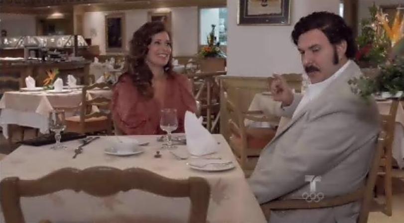 Pablo se lleva a Regina, quien se muestra muy halagada, a cenar.