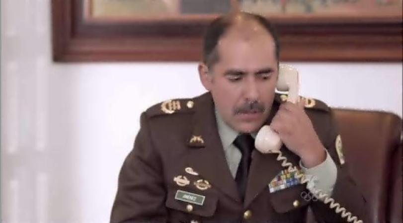 El Coronel Jiménez empieza a recibir llamadas de amenaza en su contra.